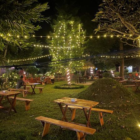 Hotel Tharu Garden And Beer Bar Csitvan Kültér fotó
