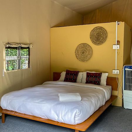 Hotel Tharu Garden And Beer Bar Csitvan Kültér fotó