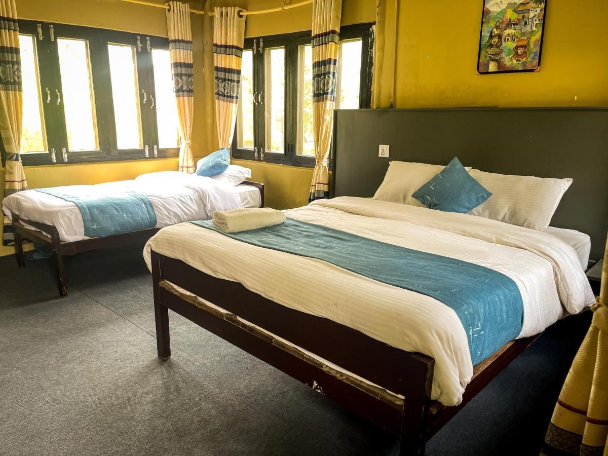 Hotel Tharu Garden And Beer Bar Csitvan Kültér fotó