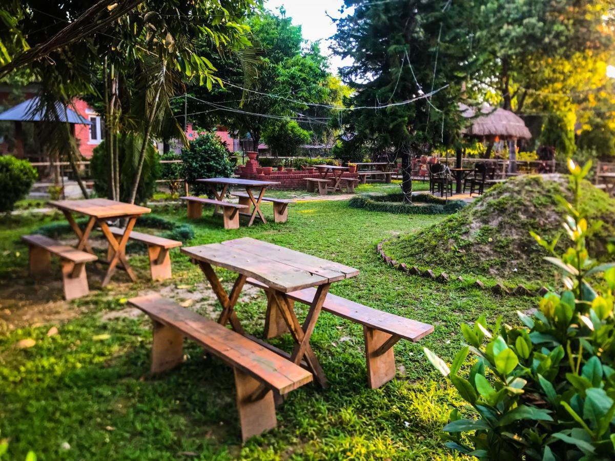 Hotel Tharu Garden And Beer Bar Csitvan Kültér fotó