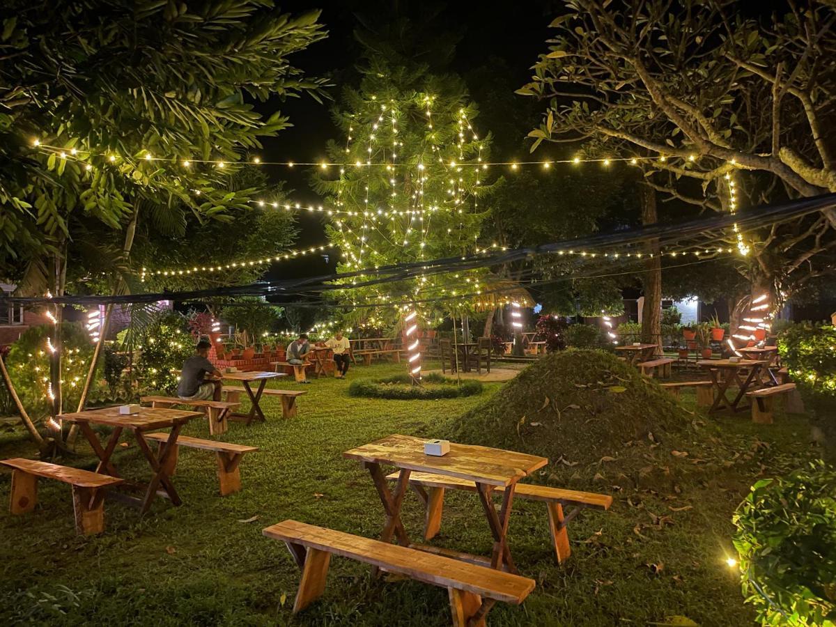 Hotel Tharu Garden And Beer Bar Csitvan Kültér fotó
