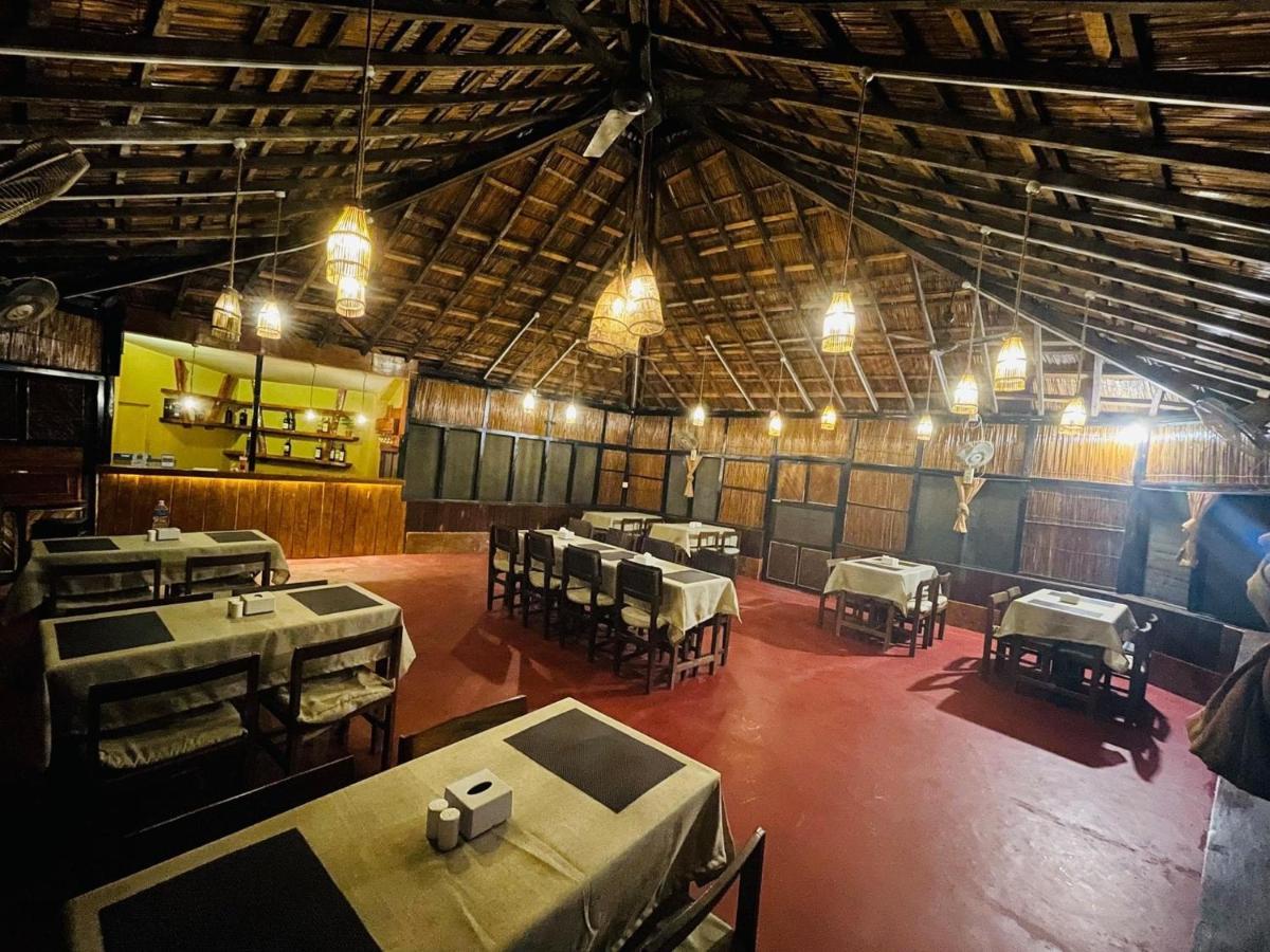 Hotel Tharu Garden And Beer Bar Csitvan Kültér fotó