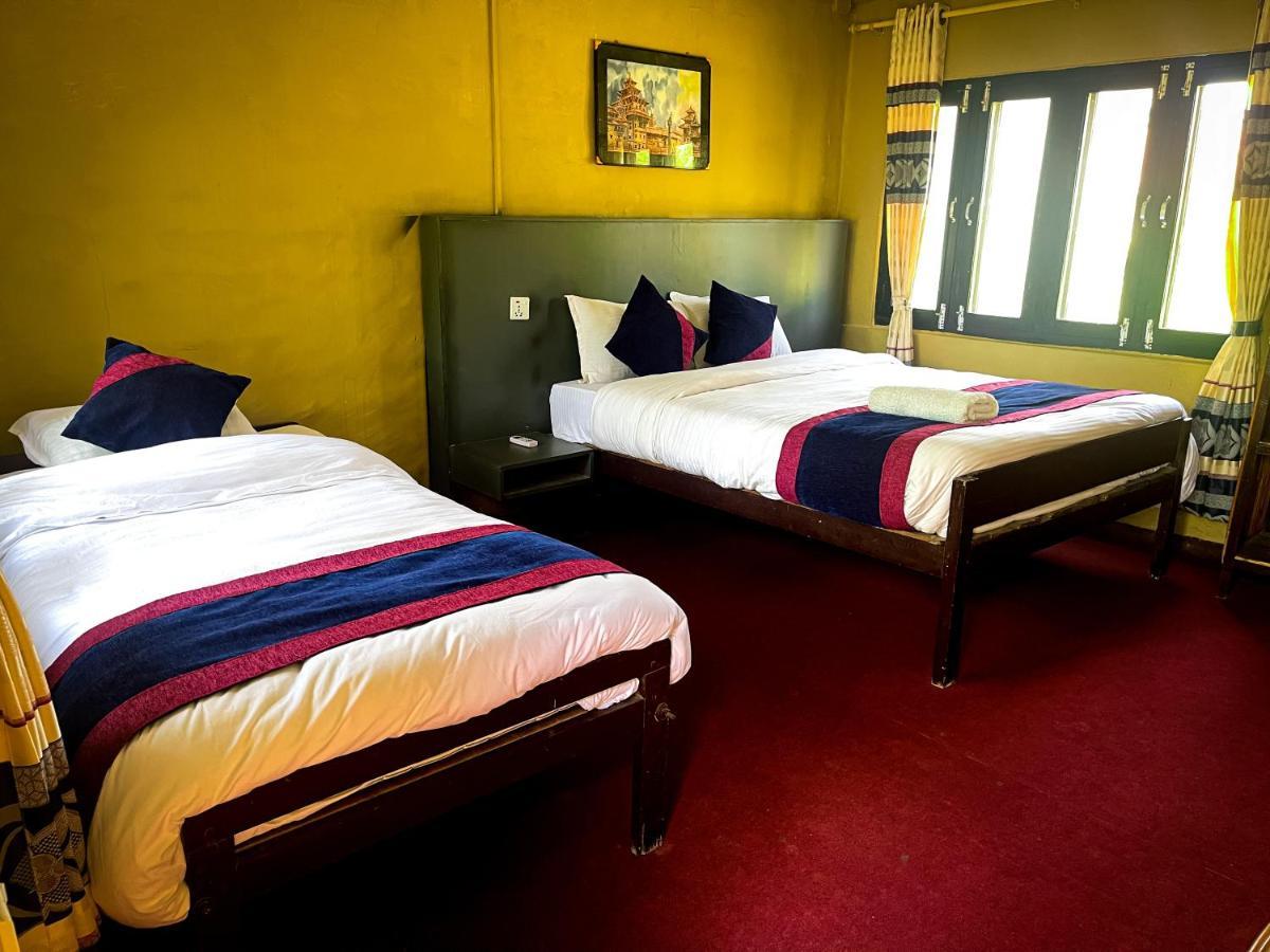 Hotel Tharu Garden And Beer Bar Csitvan Kültér fotó
