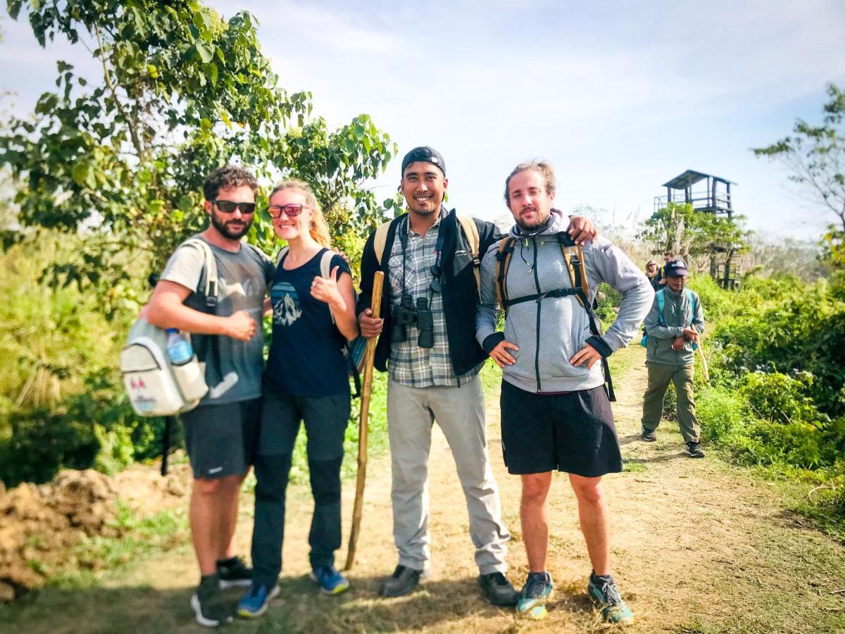Hotel Tharu Garden And Beer Bar Csitvan Kültér fotó