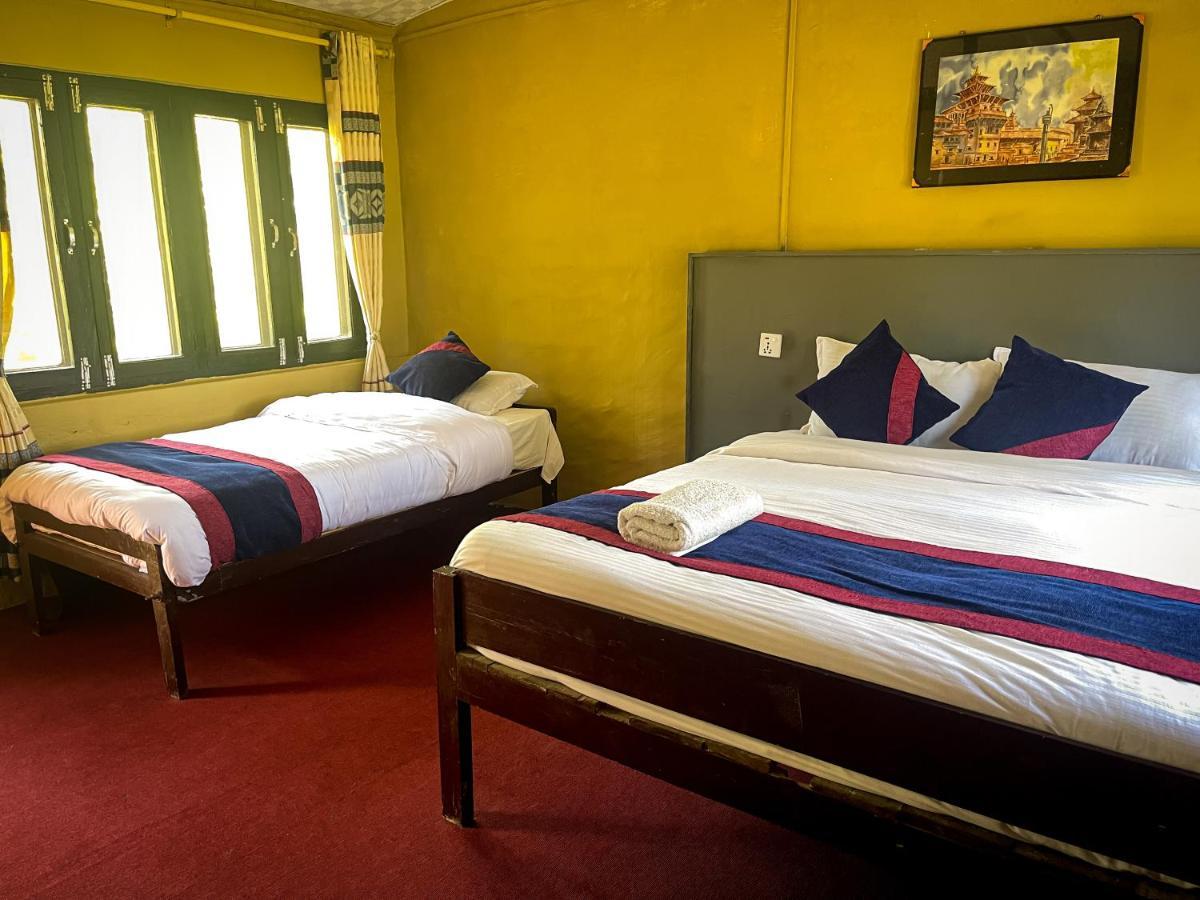 Hotel Tharu Garden And Beer Bar Csitvan Kültér fotó