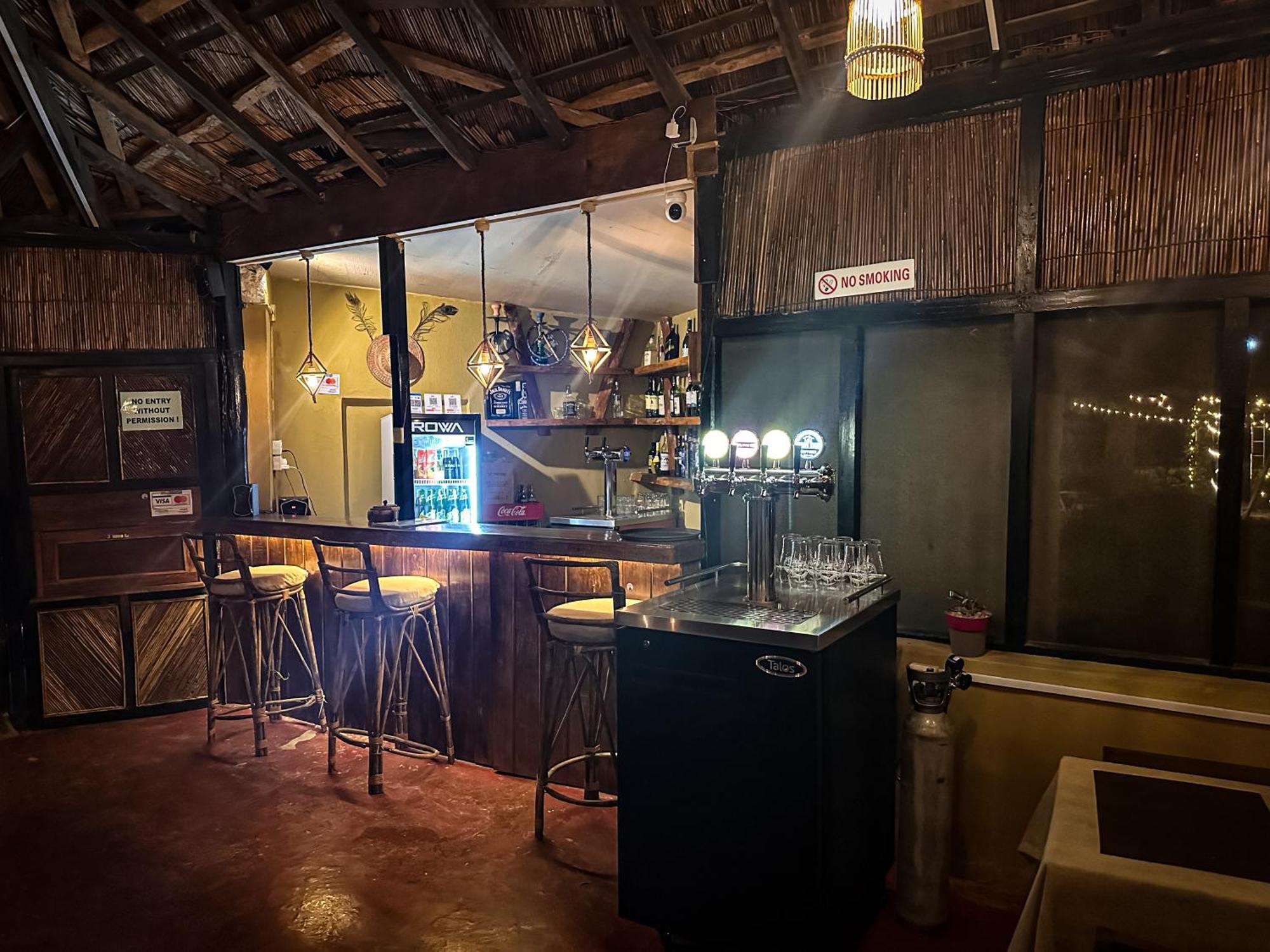 Hotel Tharu Garden And Beer Bar Csitvan Kültér fotó