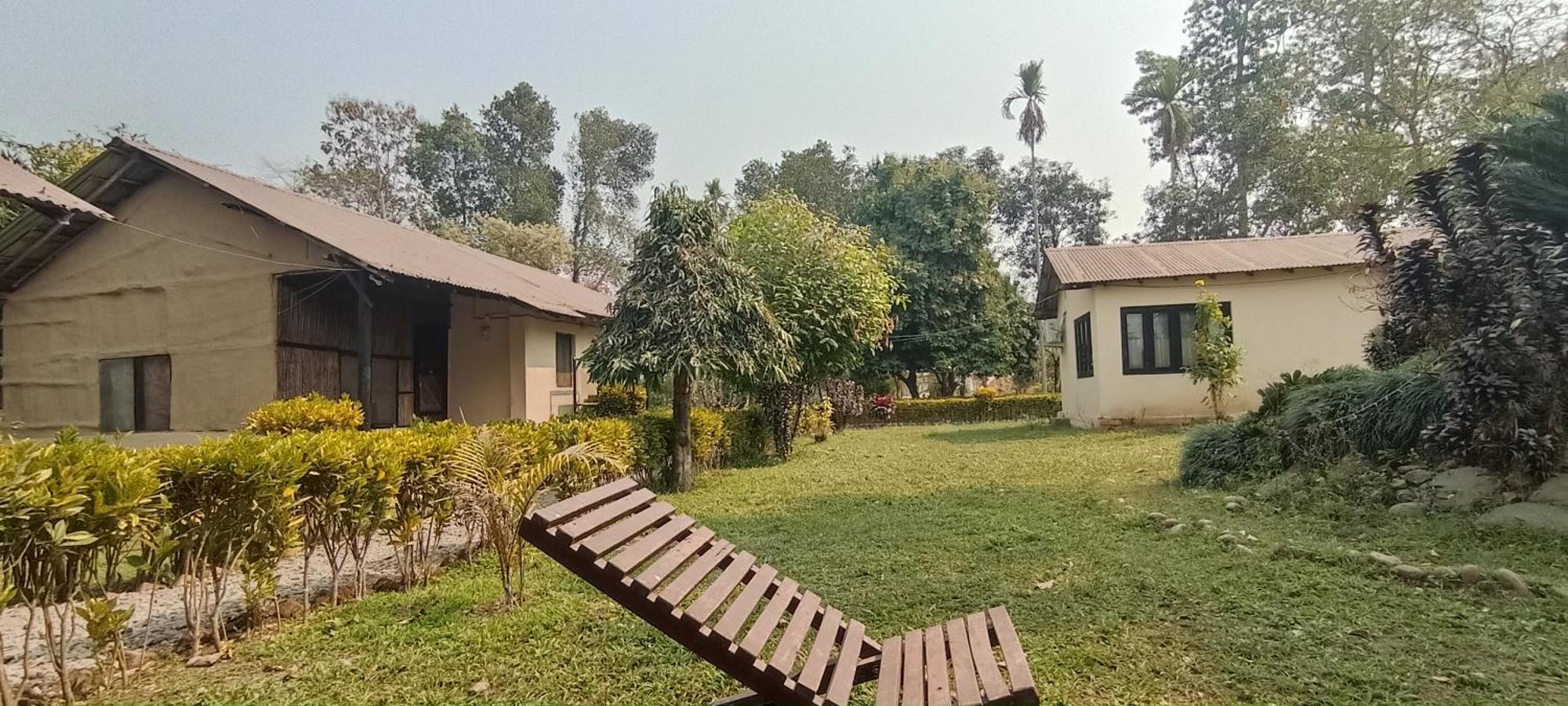 Hotel Tharu Garden And Beer Bar Csitvan Kültér fotó
