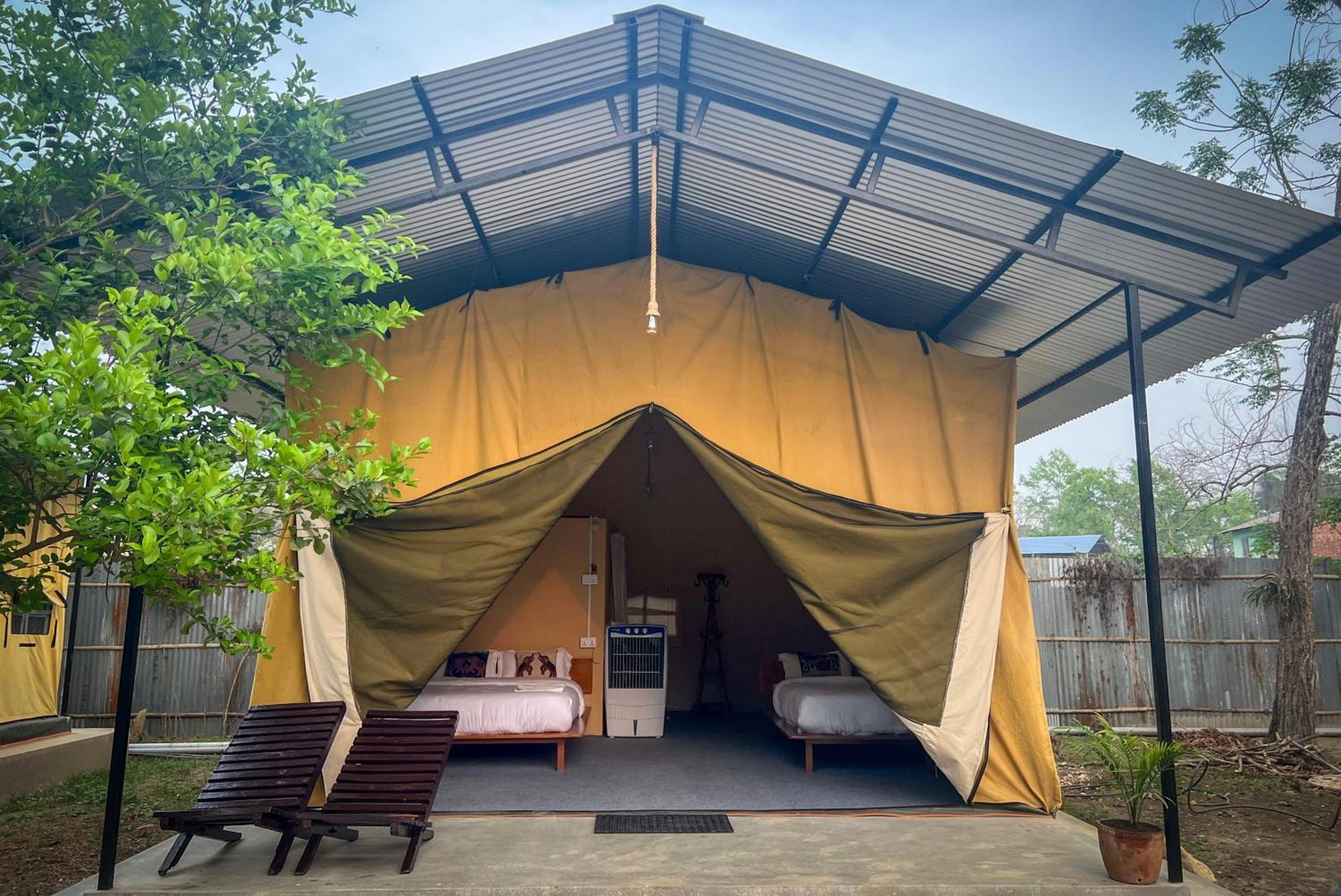 Hotel Tharu Garden And Beer Bar Csitvan Kültér fotó