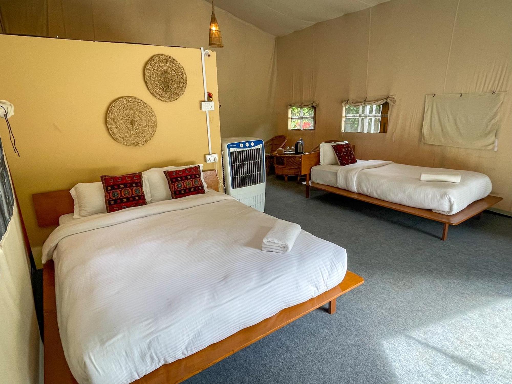 Hotel Tharu Garden And Beer Bar Csitvan Kültér fotó