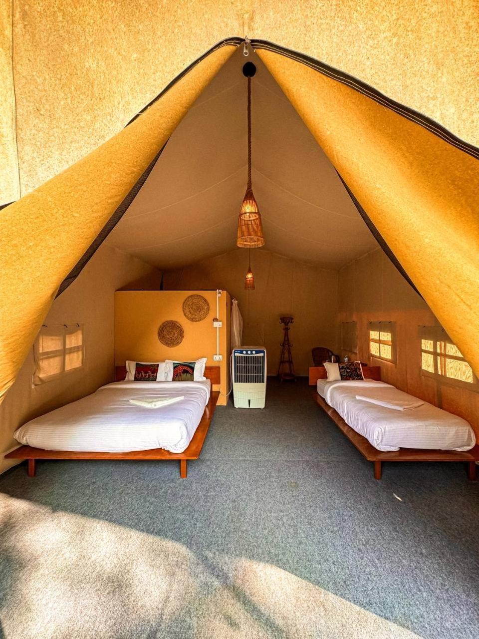 Hotel Tharu Garden And Beer Bar Csitvan Kültér fotó